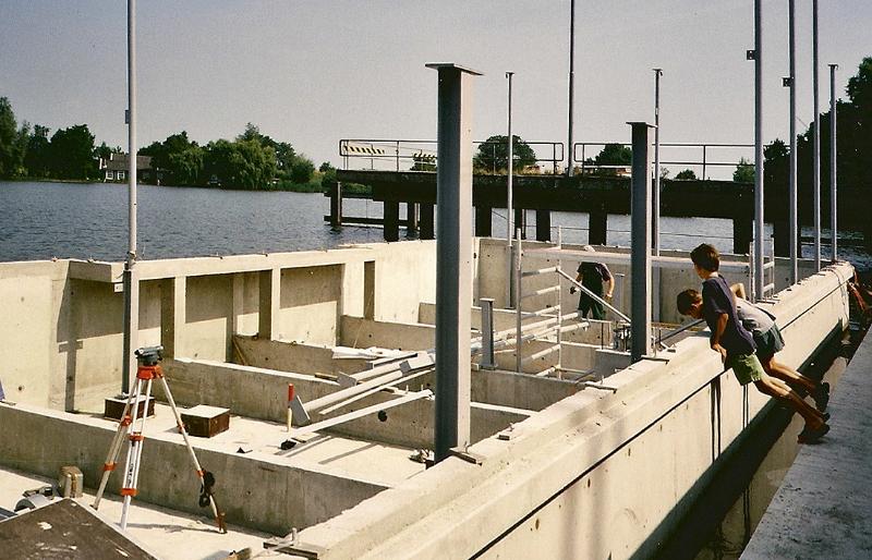 houseboat-003.jpg - Het  betonnen casco (bak). Zichtbaar zijn al de eerste stalen pilaren