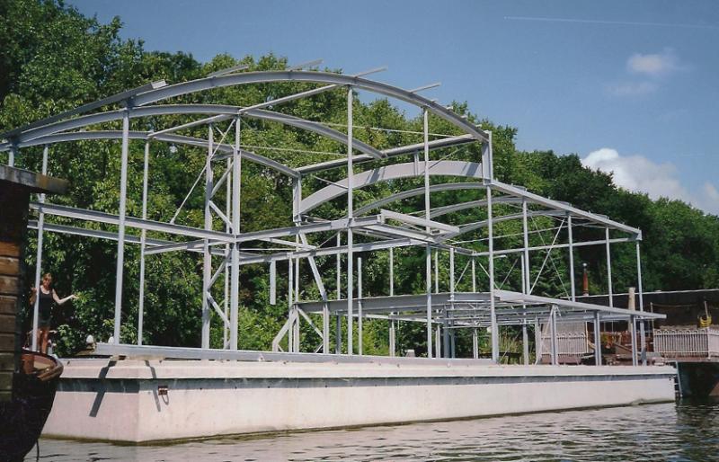 houseboat-008.jpg - De betonnen bak is bij de Blauwe Wimpel gestort, waar het stalen structuurwerk ook is gemonteerd. Daarna werd het versleept naar de definitieve plek waar het is afgebouwd.