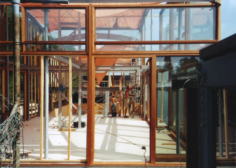 houseboat-011.jpg - Le plancher et le cadre des fenêtres est montés entre les piliers d'acier