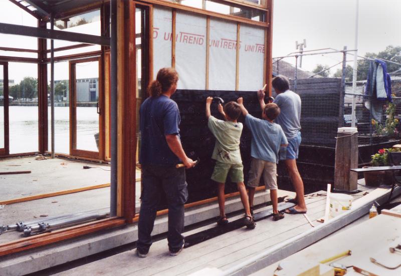 houseboat-013.jpg - Le film protégeant de la condensation et les panneaux de pont sont mis en place.