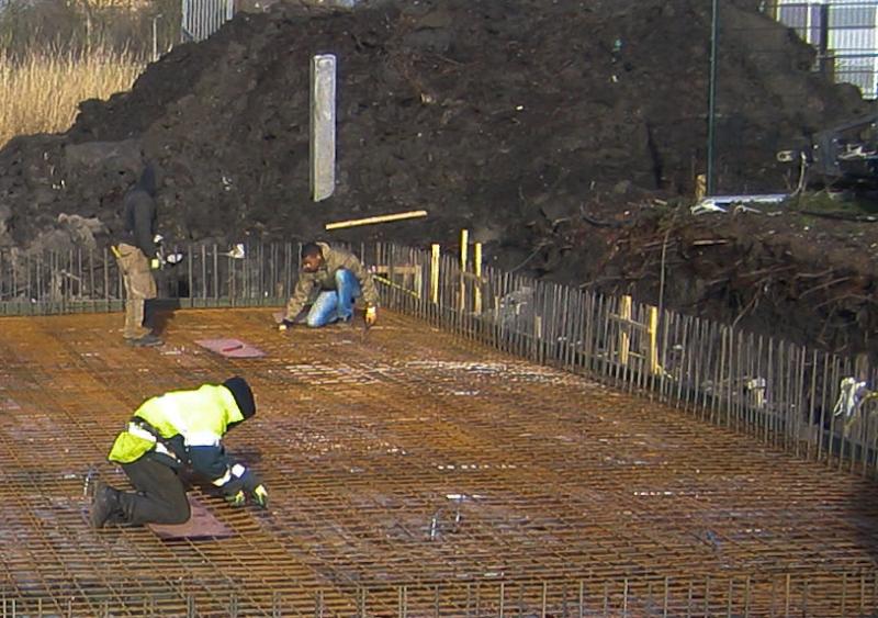 woodenhouse-017.jpg - Het betonijzer wordt gelegd (gevlochten)  op de isolatielaag