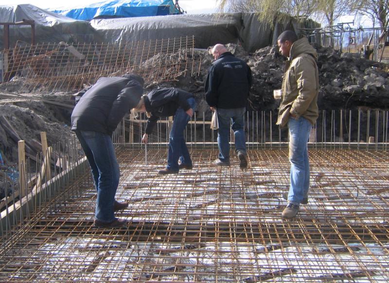 woodenhouse-018.jpg - Bouw en Woningtoezicht komen het betonijzer controleren. Het is essentieel dat de afstanden volgens de constructeur aangegeven maten kloppen