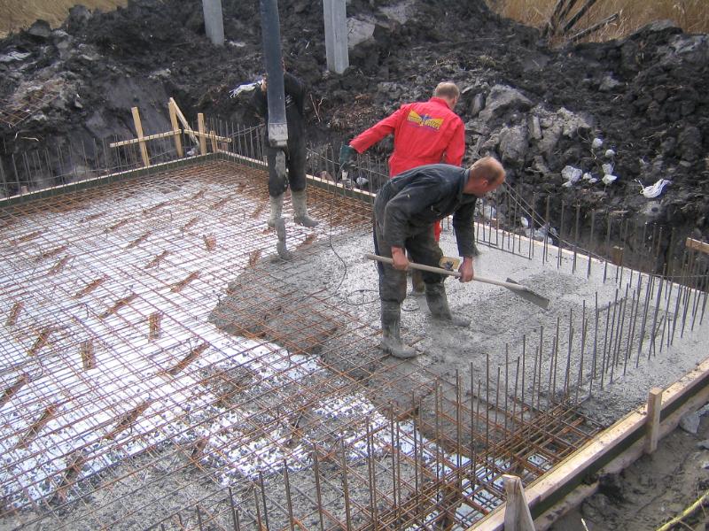 woodenhouse-019.jpg - Er wordt gestort .Hier wordt er een pompwagen gebruikt waardoor het beton goed verdeeld op de juiste plek komt.Zie dehoogopstaande beton ijzers waarover de holle wand zal geplaatst worden.