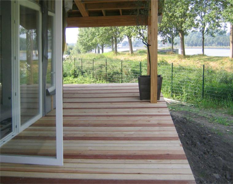 woodenhouse-063.jpg - Het terras is gemaakt uit geïmpregneerd hout uit Polen. Het kan ook uit Plato hout gemaakt worden.  Ook het Poolse hout kan een thermische platobehandeling krijgen