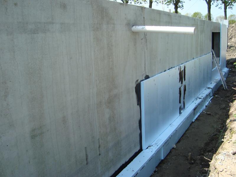 woodenhouse-041.jpg - Le mur extérieur de la cave est isolé avec du Roofmate' (une mousse épaisse). Les joints sont enduits de bitume pour éviter les fuites.