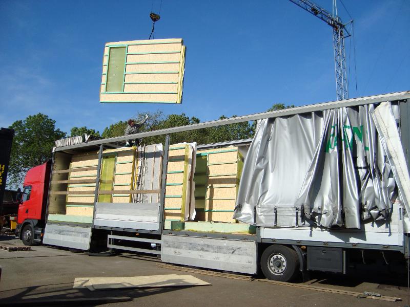 woodenhouse-043.jpg - Les panneaux de l'ossature en bois arrivent sur le chantier.