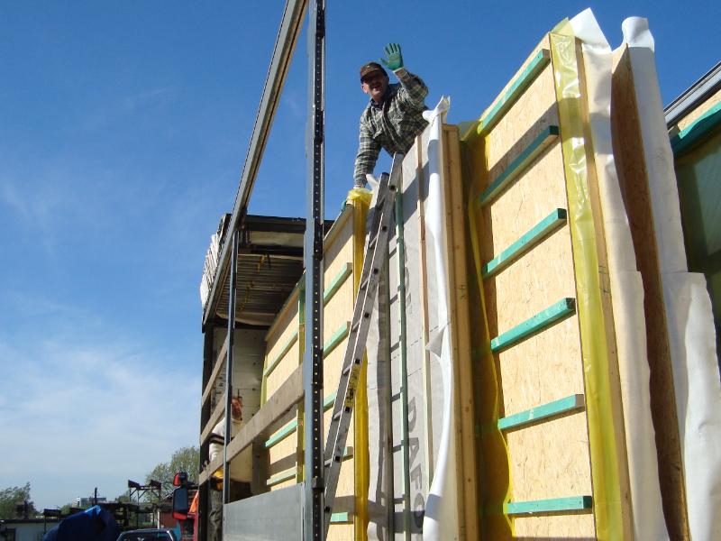 woodenhouse-045.jpg - Il est important de décharger les éléments dans un ordre bien précis. Le personnel de l'usine polonaise a suivi lui même pour le chargement un schéma précis. Les panneaux sont tous numérotés. Il faut déterminer avec précision dans quel ordre on doit agencer les panneaux.