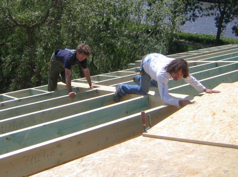 woodenhouse-055.jpg - Les panneaux sont montés sur le toit. L'épaisseur de l'isolation correspond à l'épaisseur des poutres.